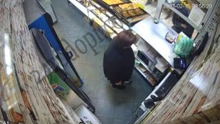 Маскиран апаш насочи пищов към кърджалийска продавачка, последвалото е смайващо ВИДЕО 