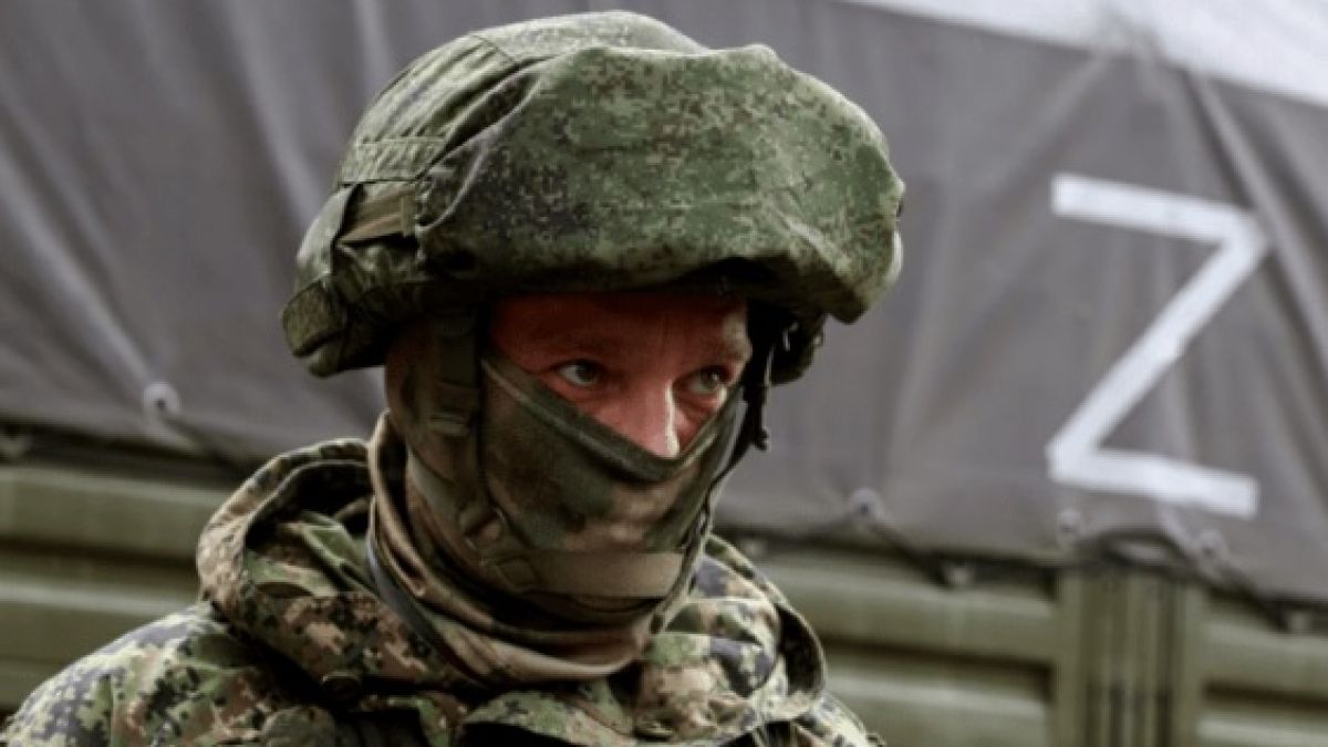 ВИДЕО от войната: Основател на "Азов" показа как руснак доубива свои ранени