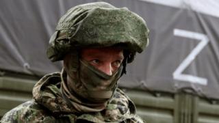 ВИДЕО от войната: Основател на "Азов" показа как руснак доубива свои ранени