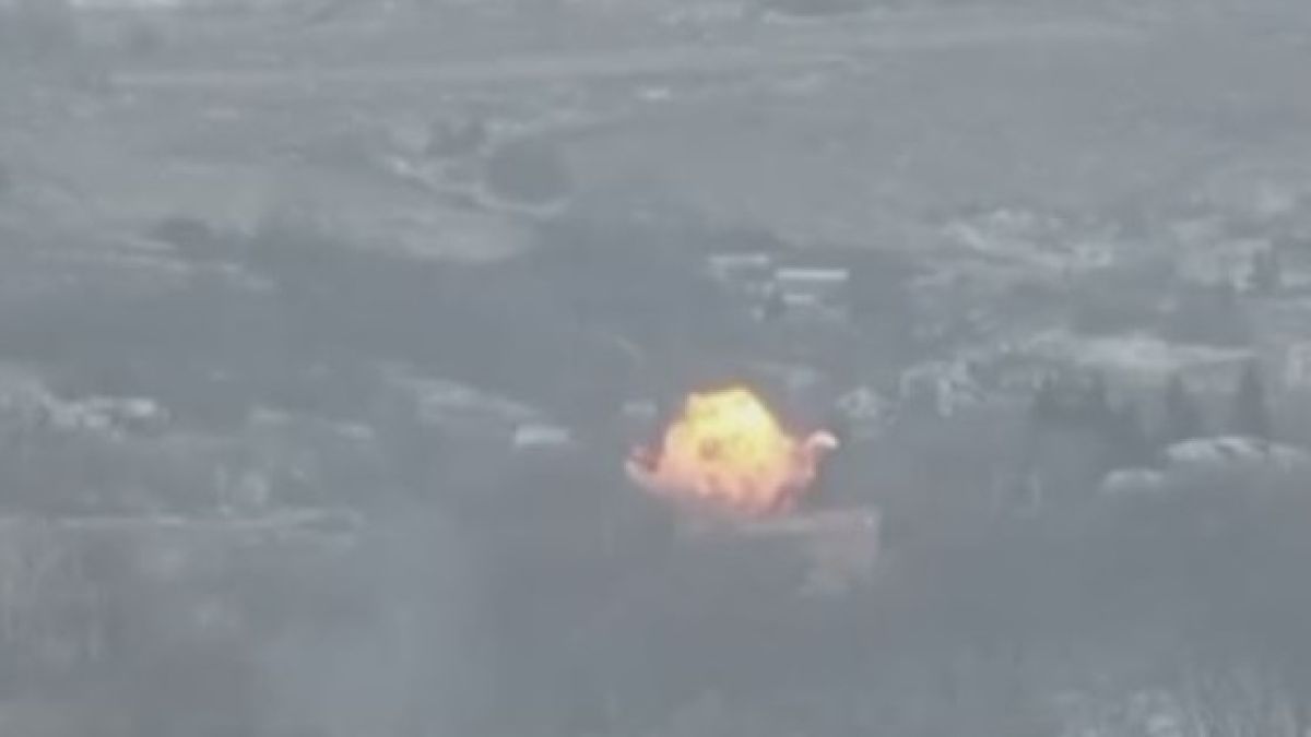 ВИДЕО от войната: Високоточен удар с "Краснопол" порази база с най-малко 50 военни от ВСУ