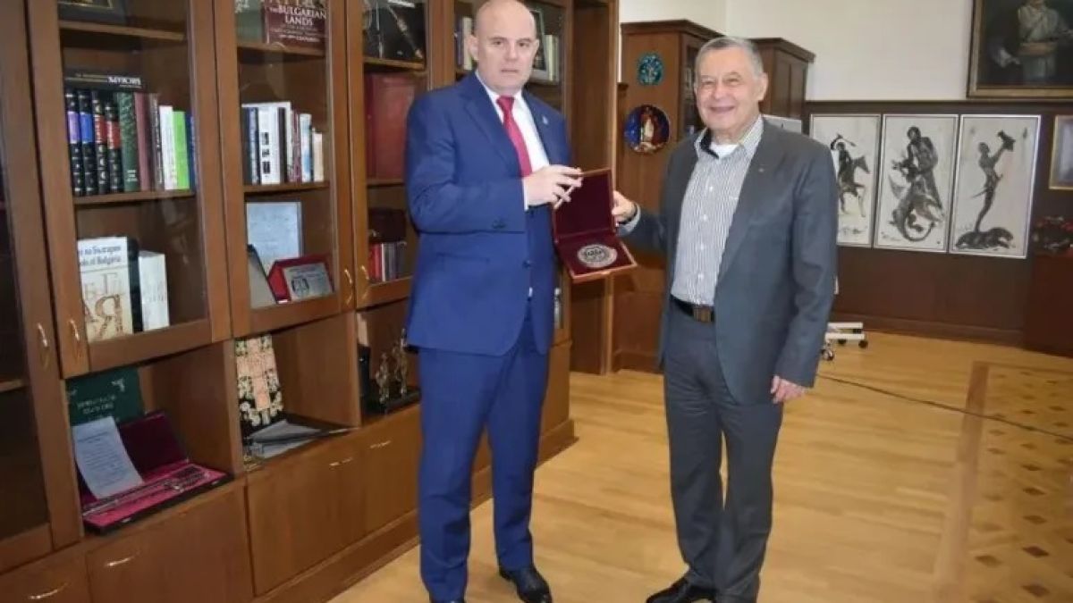 Иван Гешев награди украинския посланик Виталий Москаленко 