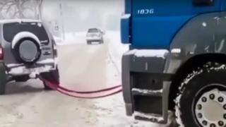 Може ли Нива да извади натоварен тир от капана на снежна преспа? Не бързайте с отговора! ВИДЕО