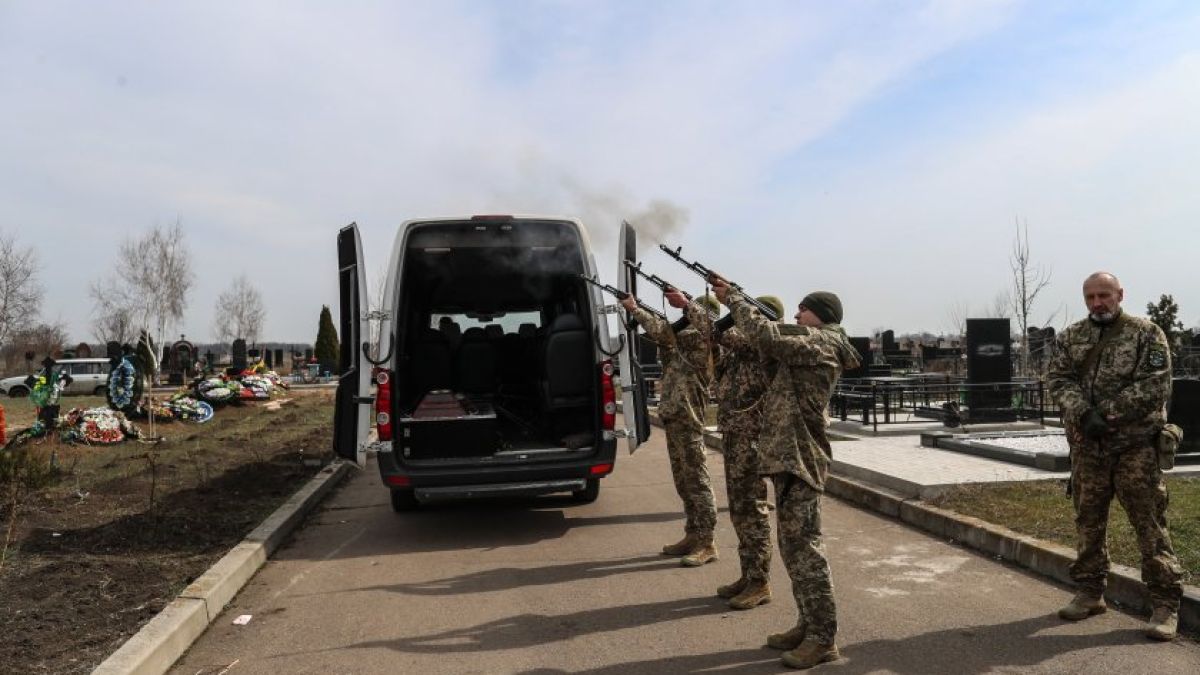 Проф. Витанов алармира: Kовчези с мъртви български войничета тръгнаха към България завчас
