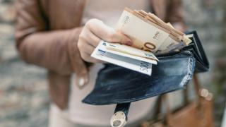 Ще взимаме ли заплати наполовина след приемане на еврото?