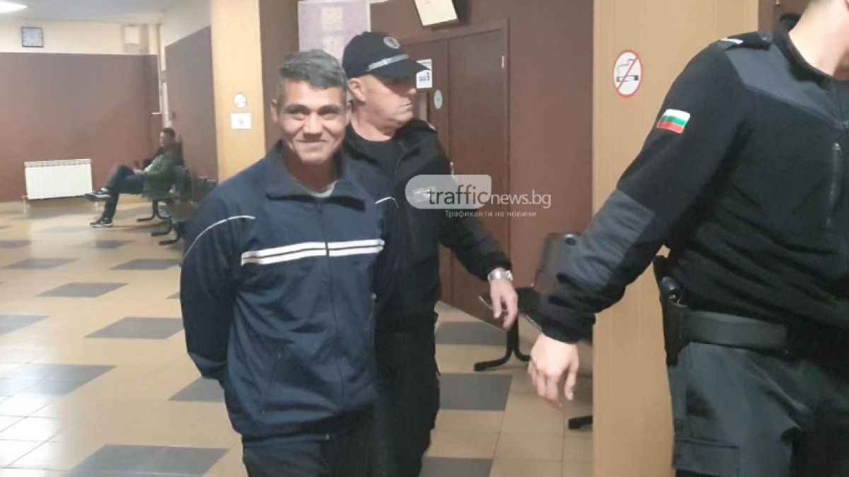 Долен бандит се хили доволен в съда от гальовна присъда