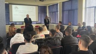 Гешев пред ученици в Пазарджик: Институциите трябва да си вършат работата, а не да прехвърлят вина