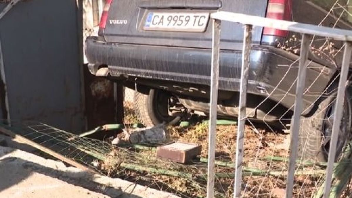 Кола влетя в двора на къща в София ВИДЕО 