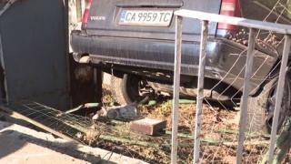 Кола влетя в двора на къща в София ВИДЕО 
