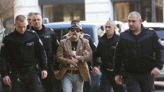 Окован, но с пура в уста: Бос на "Килърите" се появи в съда като дон Пабло СНИМКИ