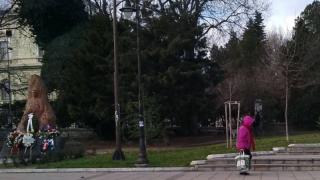 До къде се докарахме: Пенсионерка направи нещо грозно пред паметника на Апостола