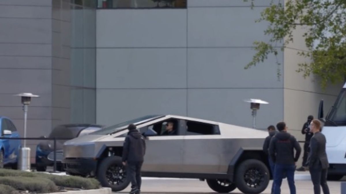 Мрежата се смее на очаквания Tesla Cybertruck, вижте какво се случи ВИДЕО