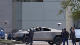 Мрежата се смее на очаквания Tesla Cybertruck, вижте какво се случи ВИДЕО