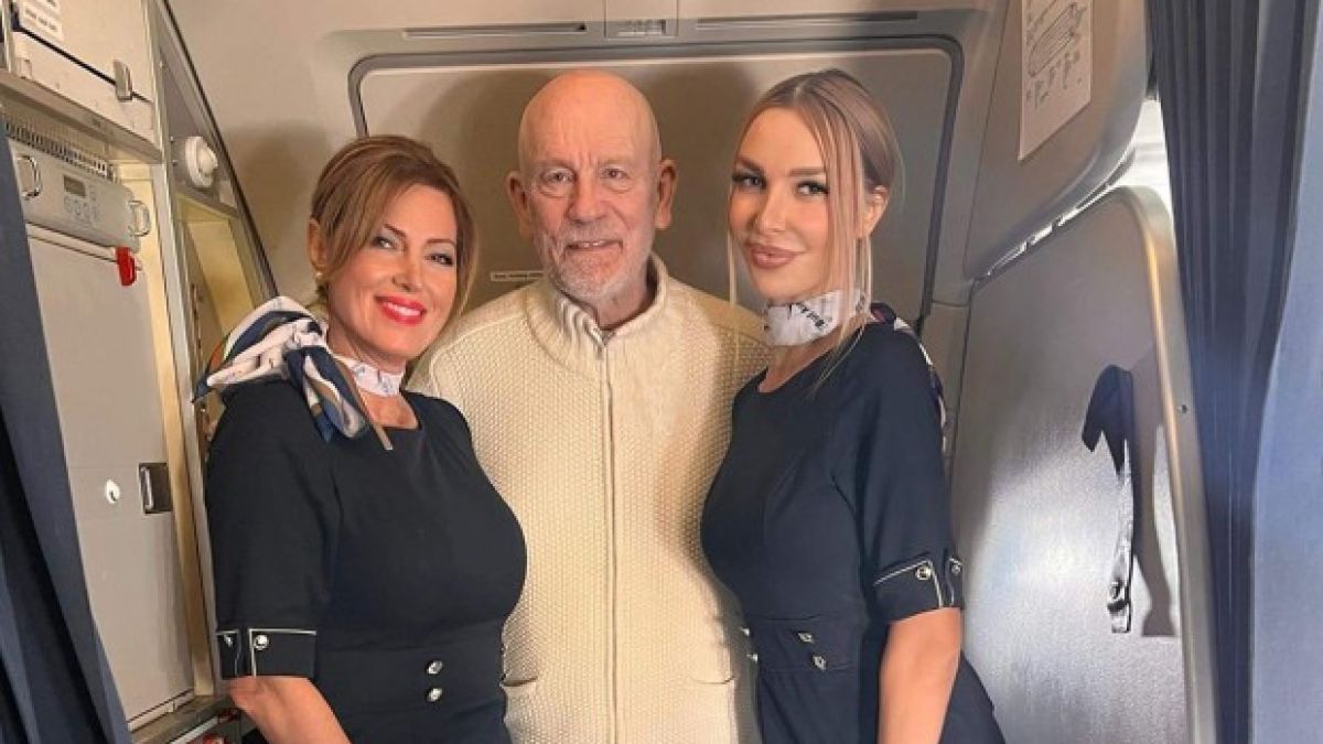 Джон Малкович в прегръдките на две красиви българки СНИМКИ 