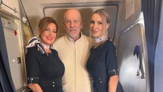 Джон Малкович в прегръдките на две красиви българки СНИМКИ 
