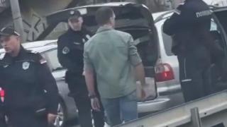 Нашенци препречиха пътя на автобус на магистрала в Сърбия и стана страшно ВИДЕО 