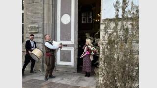 Поканиха с тъпан, хоро и димки класната на бала СНИМКИ