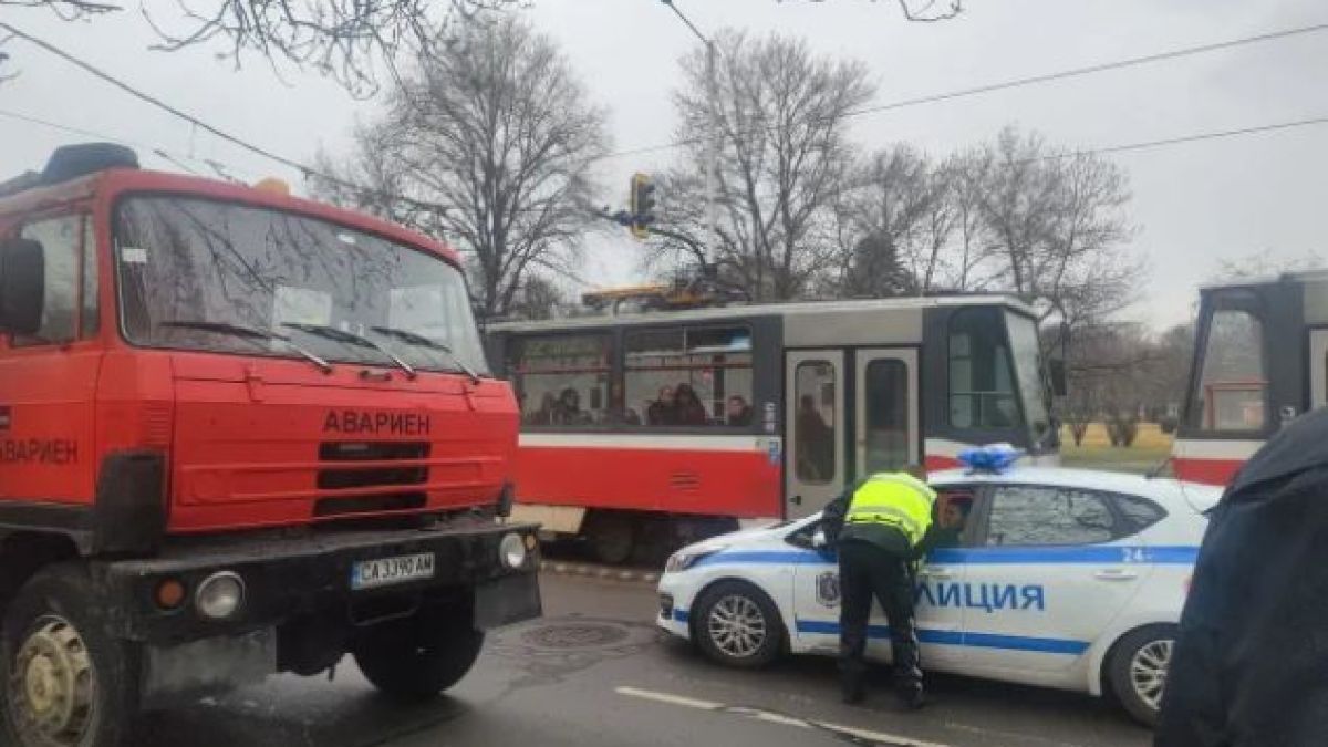 Опасен инцидент с автобус в центъра на София, ето какво се случва СНИМКИ