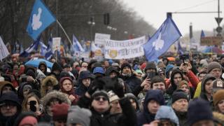 Бунт в Германия! Хиляди на протест срещу Олаф Шолц и оръжейните доставки за Киев ВИДЕО