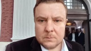 Скандално! Васил Драганов се пусна полугол с две жени и призна за побоя СНИМКА 18+