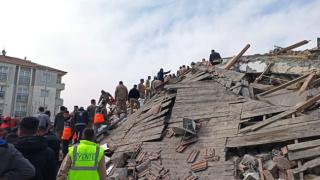 Нов силен трус удари Турция, има рухнали сгради ВИДЕО/СНИМКИ