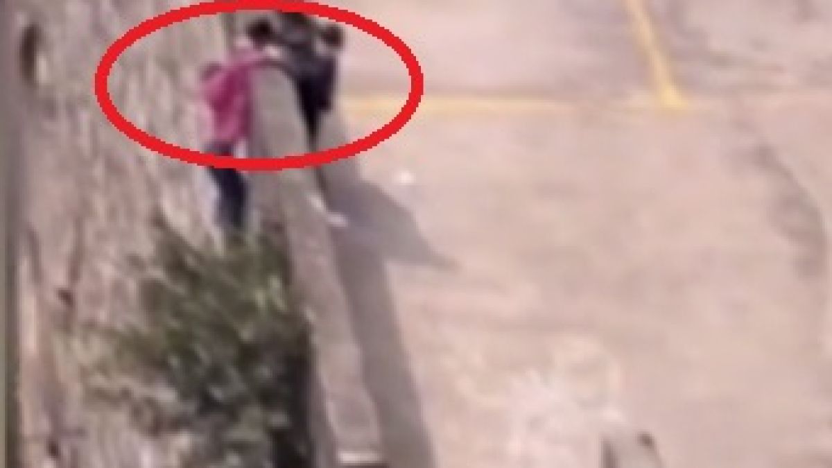 Шокиращо ВИДЕО: Момиче се спъна и тръгна да пада от висока стена, но стана нещо невероятно