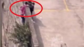 Шокиращо ВИДЕО: Момиче се спъна и тръгна да пада от висока стена, но стана нещо невероятно