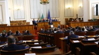 Финансист шашна с версия за кабинет, сложи два сценария на масата