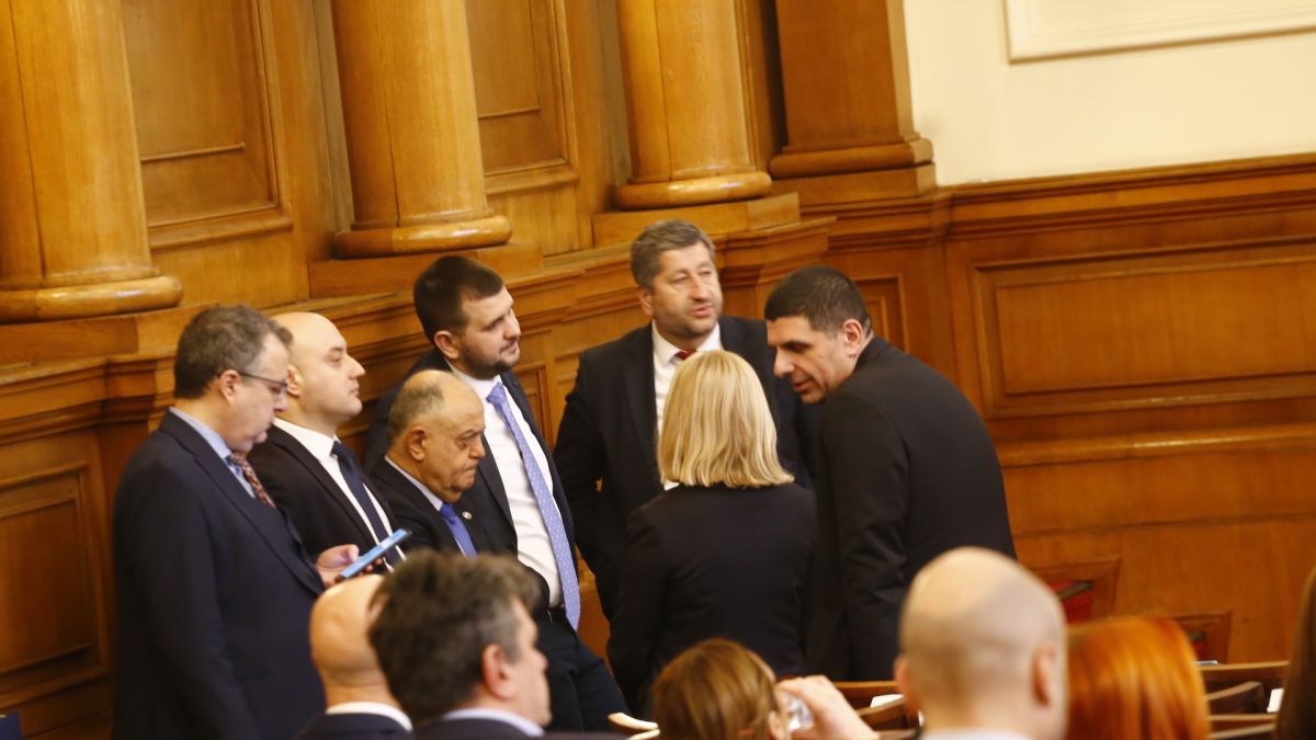 Адвокат размаха пръст на ПП/ДБ, лъсна първото им безумие в новото НС