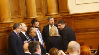 Адвокат размаха пръст на ПП/ДБ, лъсна първото им безумие в новото НС