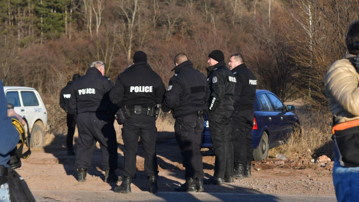 Мигранти се разбягаха като пилци в гората край Първомай, търсят ги с дронове и кучета