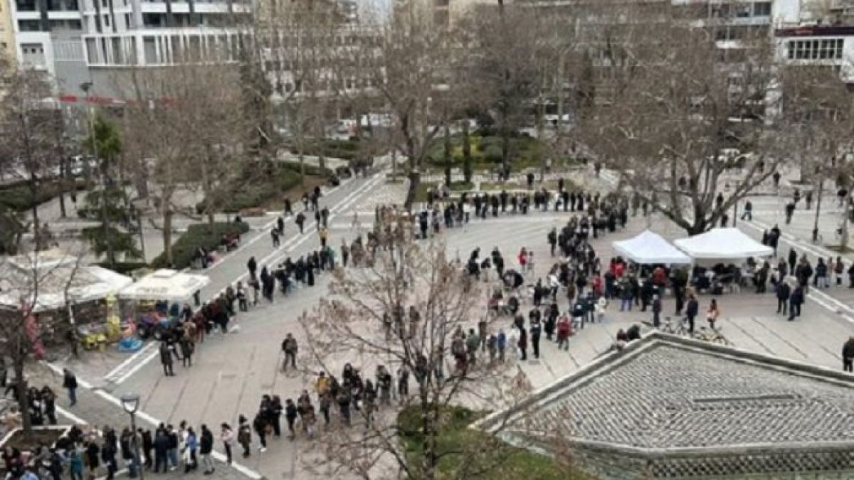 Арестуваха началника на гарата в Лариса, пред болницата става нещо невероятно ВИДЕО