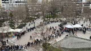 Арестуваха началника на гарата в Лариса, пред болницата става нещо невероятно ВИДЕО