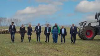 Мрежата изригна: ПП и ДБ поведоха стадо овце към вота СНИМКИ