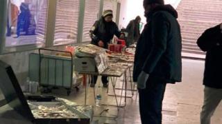 Нещо много гнусно направиха с бедна продавачка на мартеници във Варна 