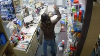 Агресивен пловдивчанин бие майка си в аптека, плаши я с убийство ВИДЕО 