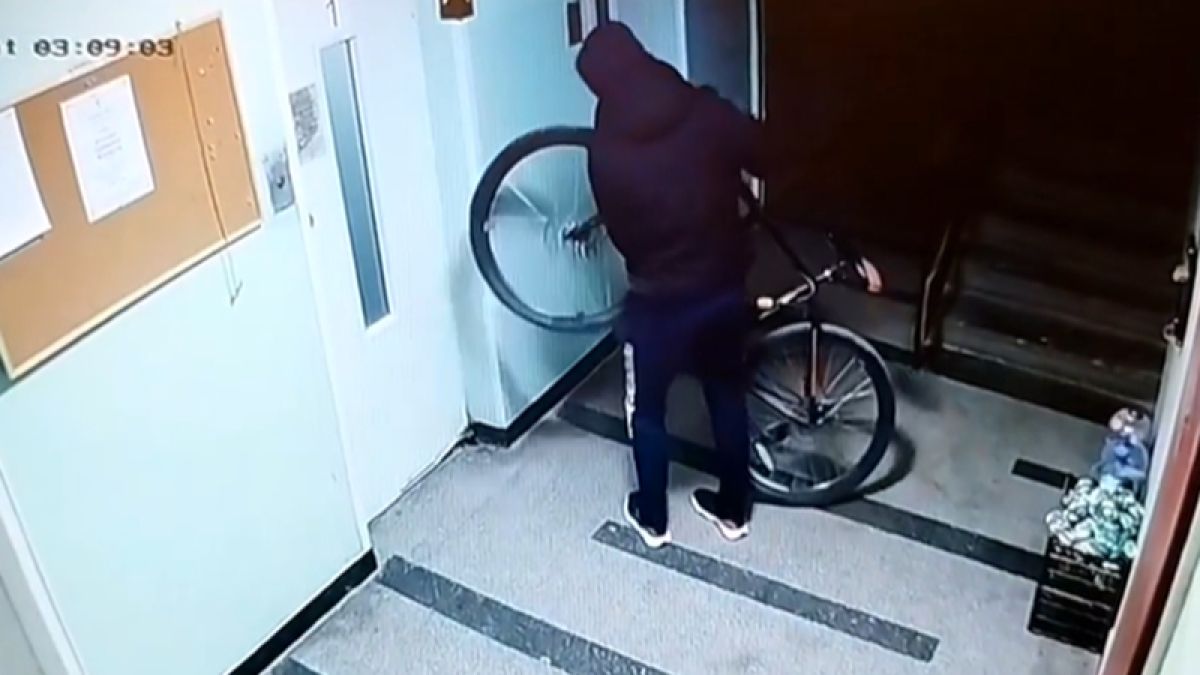 Ръцете да им изсъхнат: Хванаха в крачка крадци на велосипед в София ВИДЕО