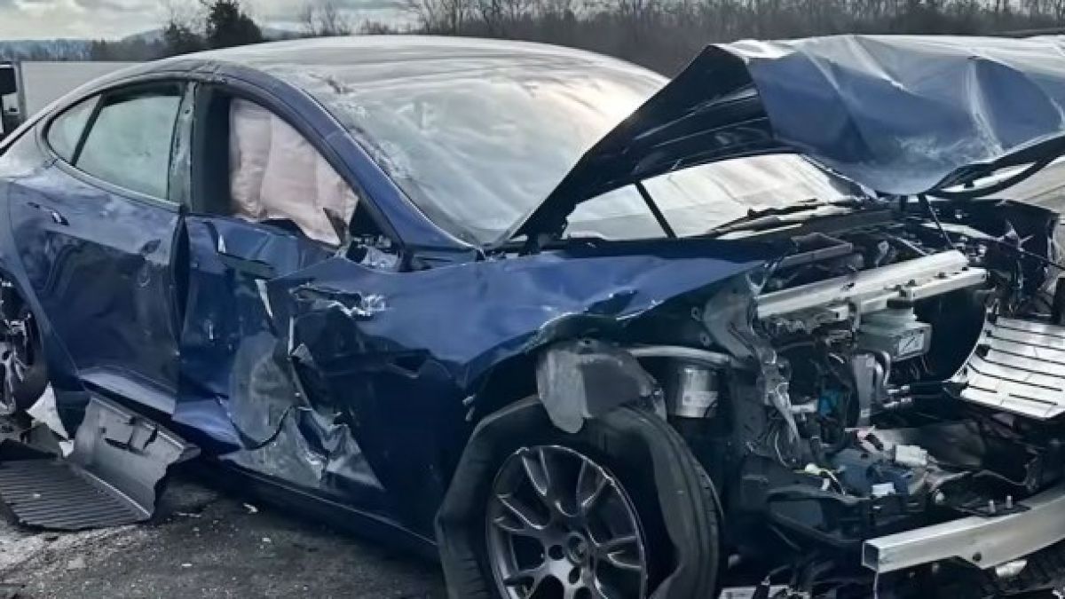 Чисто нова Tesla "живя" само три часа преди сблъсък с камион ВИДЕО