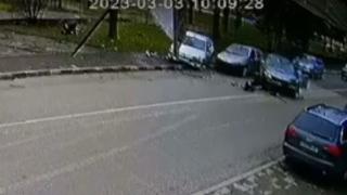  Само в БЛИЦ: Джигит с БМВ връхлетя паркирани коли, едната отскочи и всички изтръпнаха! Зрелищно ВИДЕО