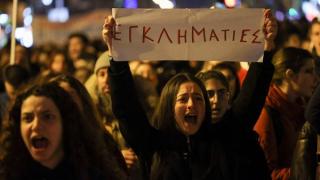 В Гърция е като на война, маскирани с качулки нападат полицаи ВИДЕО