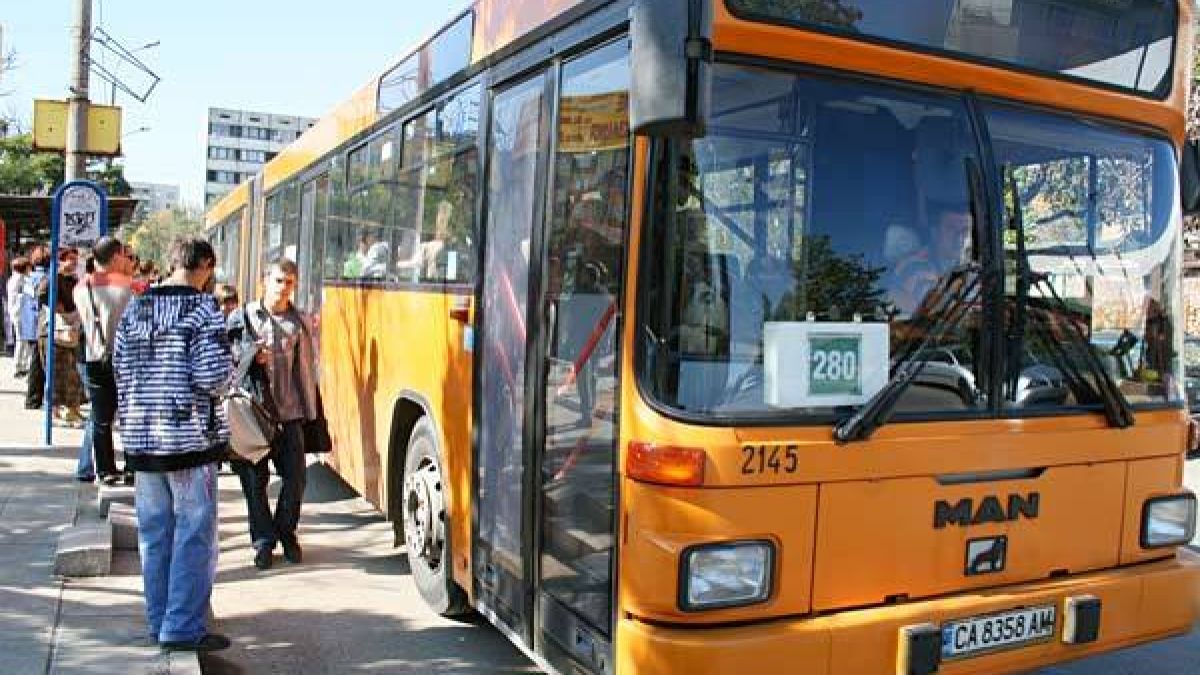Пътничка в автобус 280: Плешив и дебел чичка започна да си го откърква в коленете ни. Изпищях и... 
