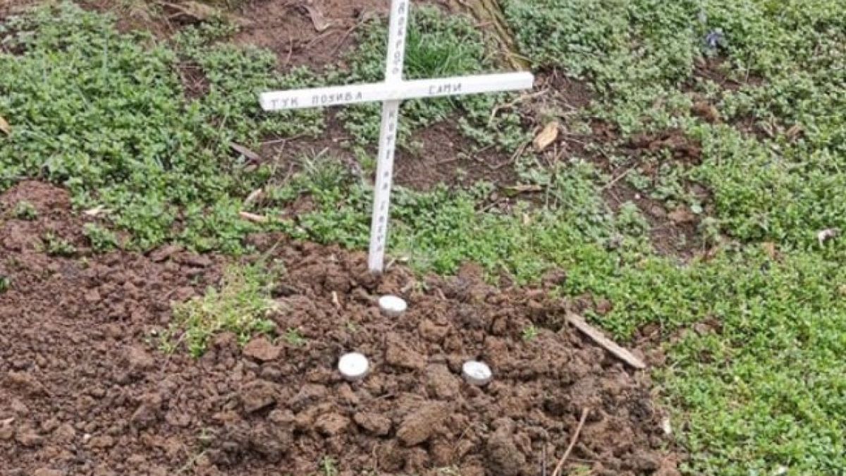 Стопани погребаха животинчето си в столичен парк, мрежата полудя СНИМКА 
