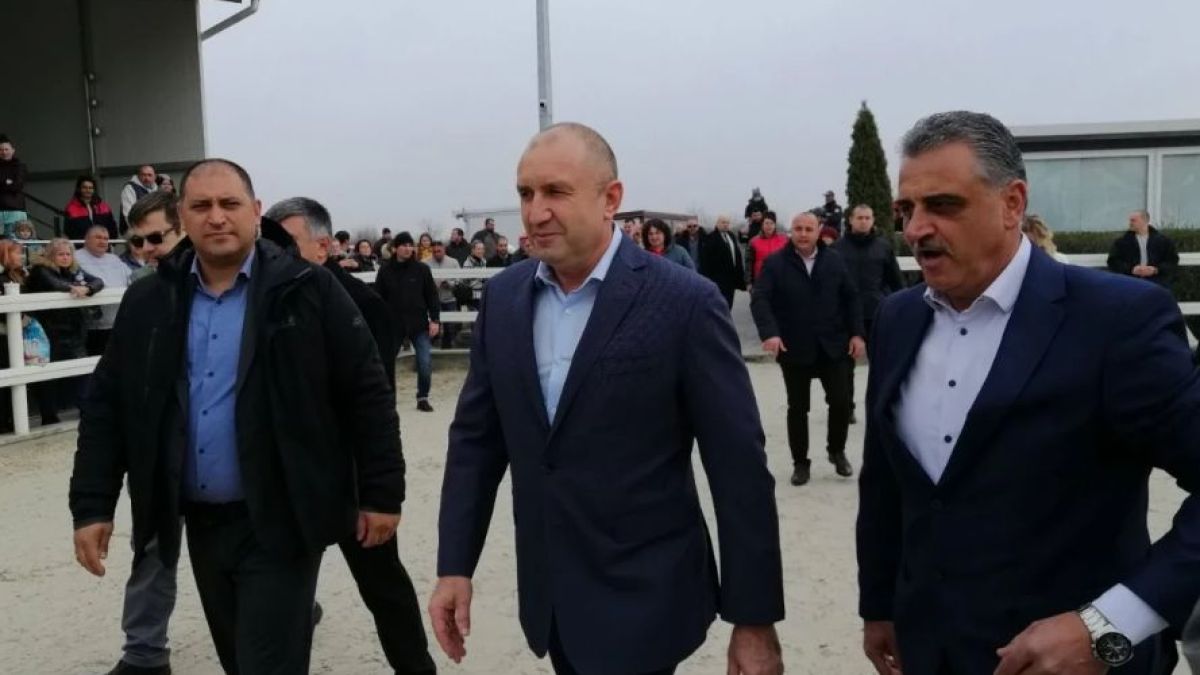 Радев отиде да гледа кушиите, ето кой е с него СНИМКИ