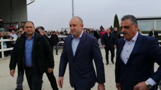 Радев отиде да гледа кушиите, ето кой е с него СНИМКИ