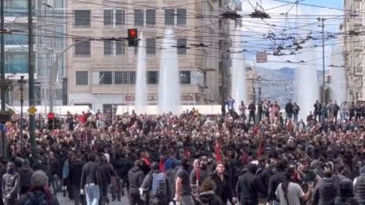 Атина пламна, демонстранти и полицаи влязоха в нов остър сблъсък ВИДЕО 