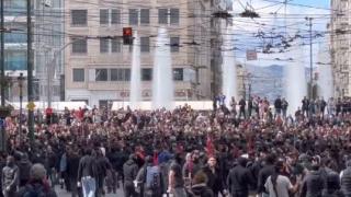 Атина пламна, демонстранти и полицаи влязоха в нов остър сблъсък ВИДЕО 