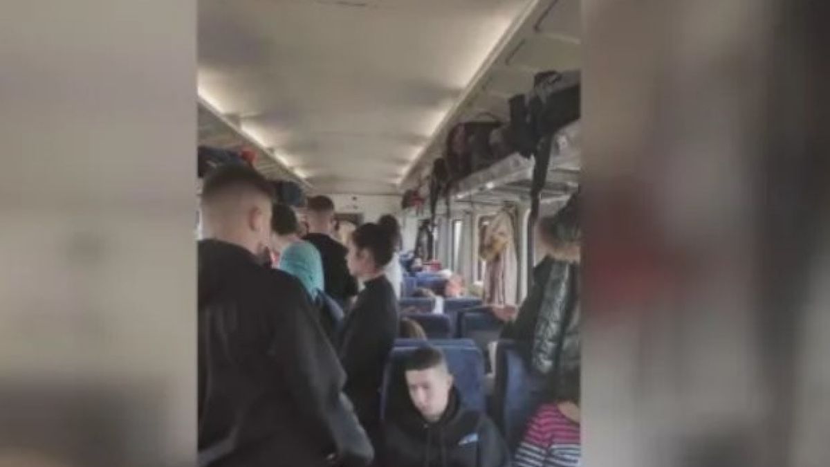 Пълен абсурд и гавра: Влакът Варна-София се превърна в градски автобус ВИДЕО