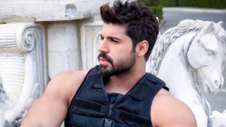 И Фики Стораро отпраши към Дубай, и веднага показа как се...