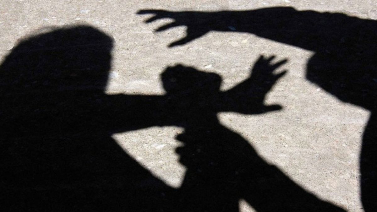 Мъж нападна в гръб млада софиянка, започна да я влачи по земята и...