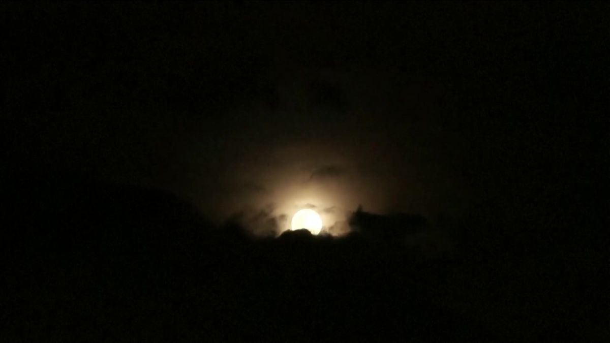 Луната на червея огря Рим ВИДЕО