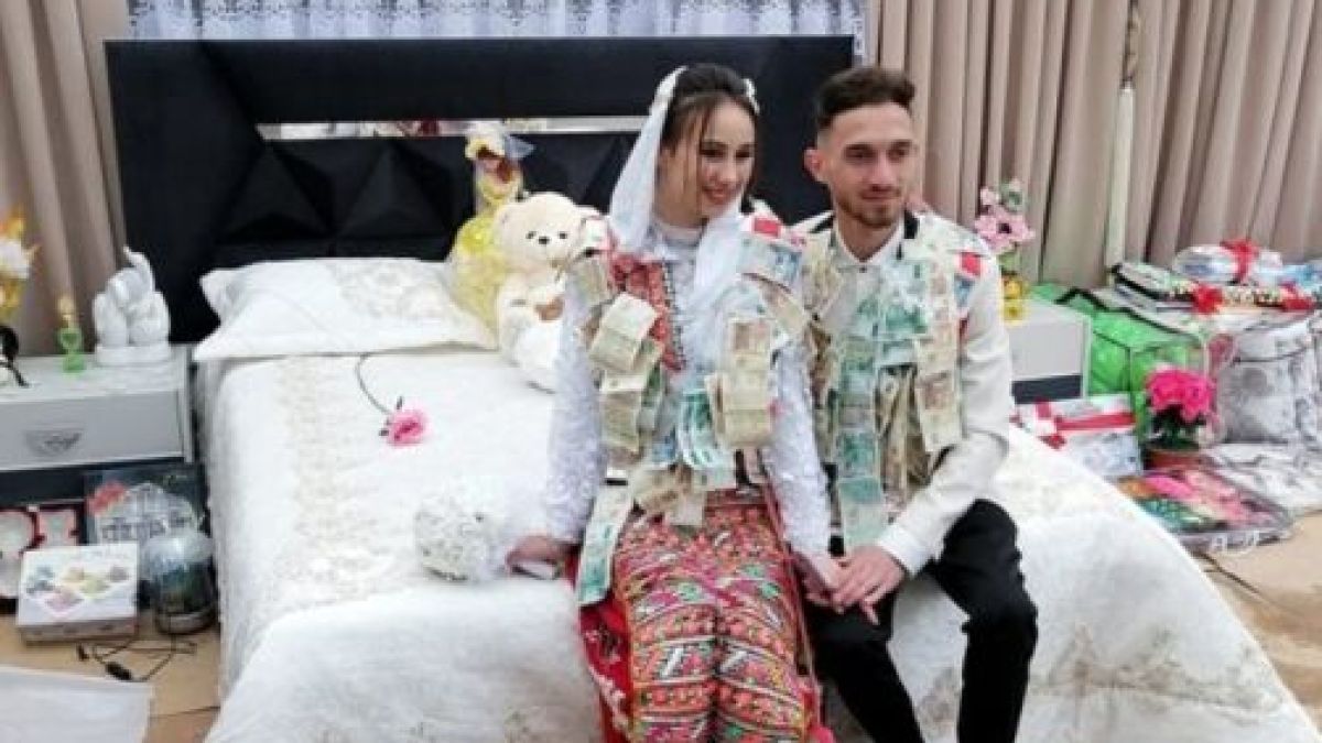 Ето какво направиха младоженците от Рибново след сватбата, взела акъла на световните медии СНИМКИ 